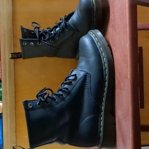 Dr. Marten's AW004 black boots
